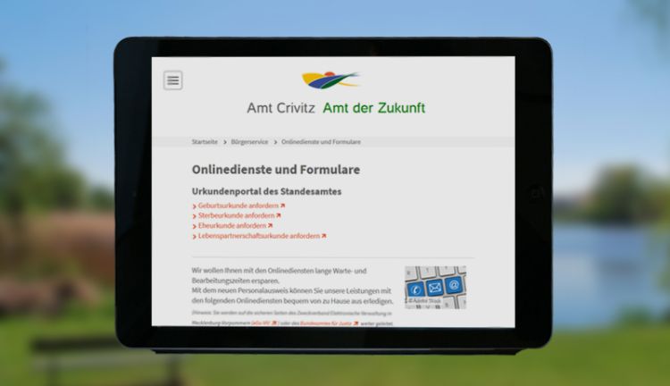 Onlinedienste und Formulare Website Amt Crivitz auf einem Tablet vor unscharfem Hintergrund