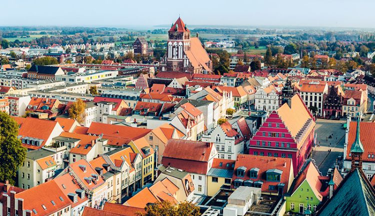 Luftbild der Hansestadt Greifswald mit Marktplatz und Kirche