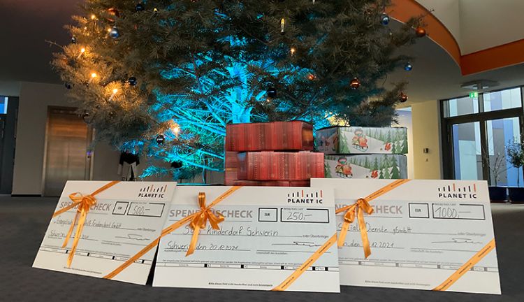 Geschenkpakete und Spendenschecks für Schweriner Kindereinrichtungen unterm Tannenbaum