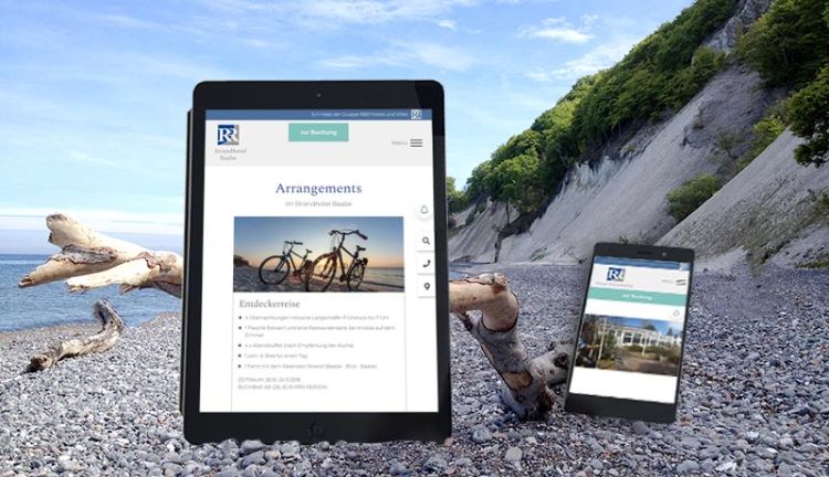 Tablet und Smartphone mit Ansichten der R&R Hotels und Villen GbR am Steilküstenstrand von Ruegen