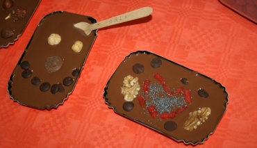 Mit der Schweriner Schokoladenmanufaktur sind kleine Kunstwerke entstanden.