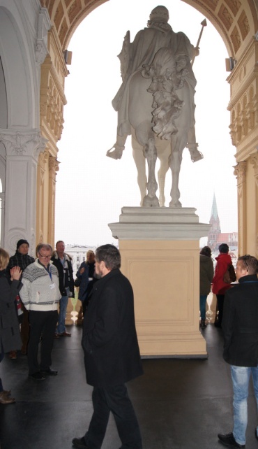 Der Rundgang durch das Schweriner Schloss führte die Gäste beim PLANET IC Familientag 2015 auch zur Statue von Fürst Niklot