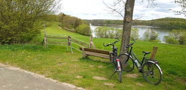 Radfahrpause an Parkbank mit Blick auf den Schaalsee