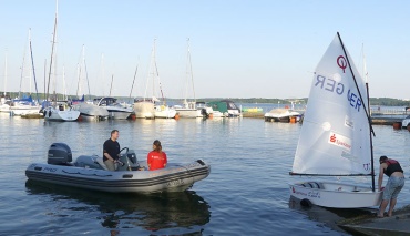 Andreas Scher begleitet die Probefahrt des neuen Segelboots im Schlauchboot
