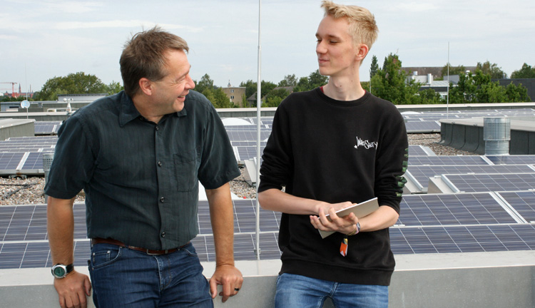 Andreas Scher und unserer Azubi schauen sich die Solaranlage an