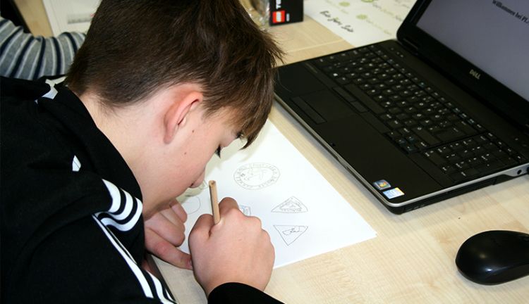 Junge zeichnet auf Papier