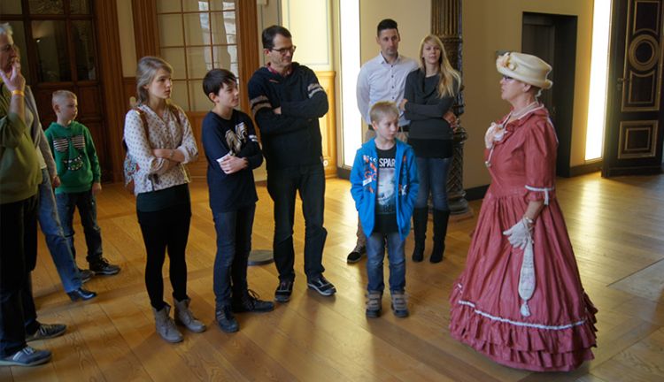 Eine Hofdame begleitete die Gäste beim PLANET IC Familientag 2015 im Schweriner Schloss